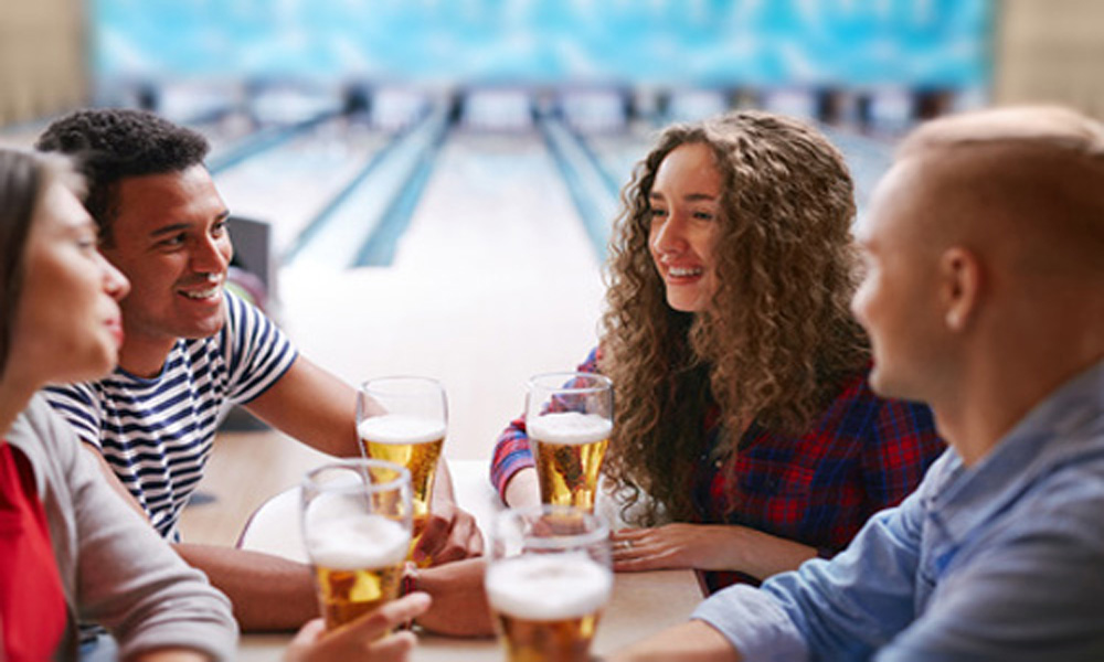 couples bowling with beer